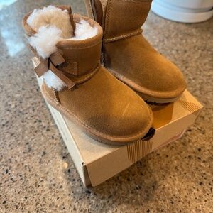 koolaburra by ugg t victoria mini NWT